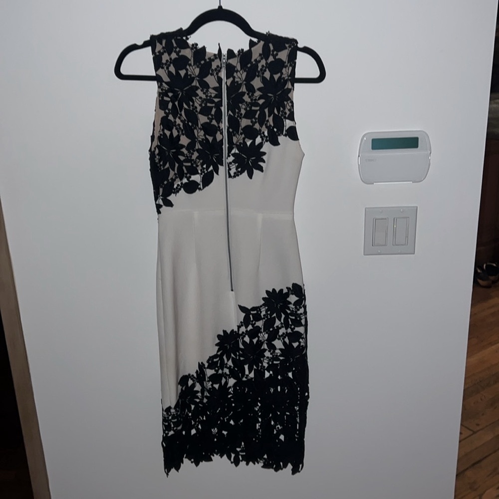 Alice and Olivia - Picture 8 of 10